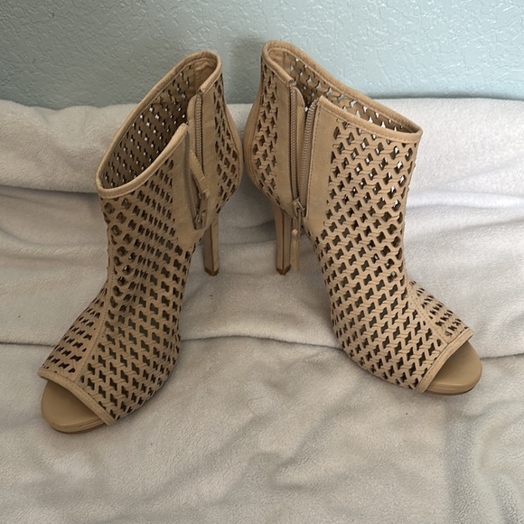 Tan heel sandals. - Picture 6 of 7